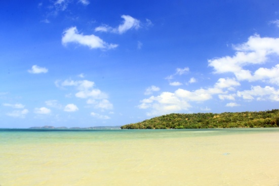 Laut biru dan pasir putih di sekitar Pulau Selayar